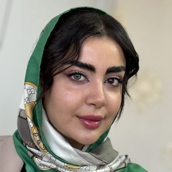 لنز سبز پسته ای آماندا آلموند گرین روی چشم قهوه ای تیره