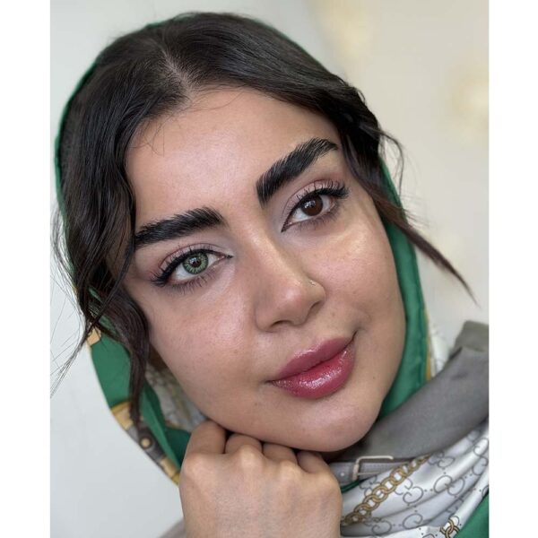 لنز سبز پسته ای آماندا آلموند گرین روی چشم قهوه ای تیره