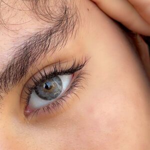 لنز طوسی خاکستری مرکز عسلی دوردار سیری گری فرشلیدی روی چشم قهوه ای