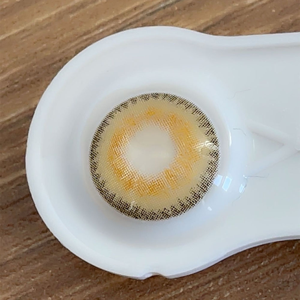 لنز زیتونی عسلی لیو کافی آماندا