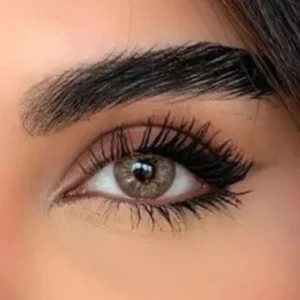 لنز رنگی خاکی عسلی برنز یونیک روی چشم قهوه ای