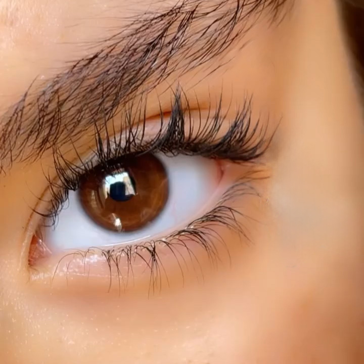 لنز رنگی طبیعی روی چشم قهوه ای متوسط بدون لنز